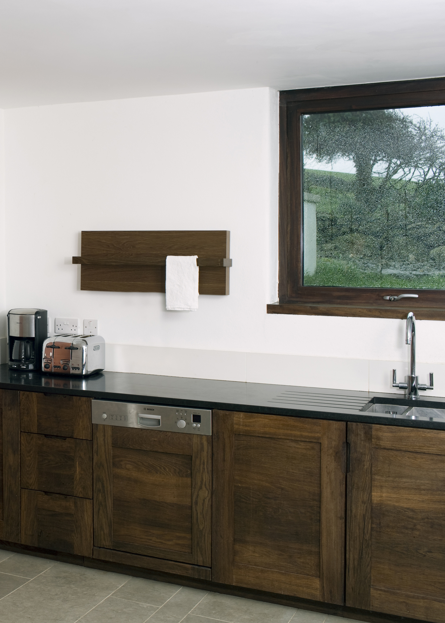 Eskimo Outline Woody Lie Down - Fumed Oak