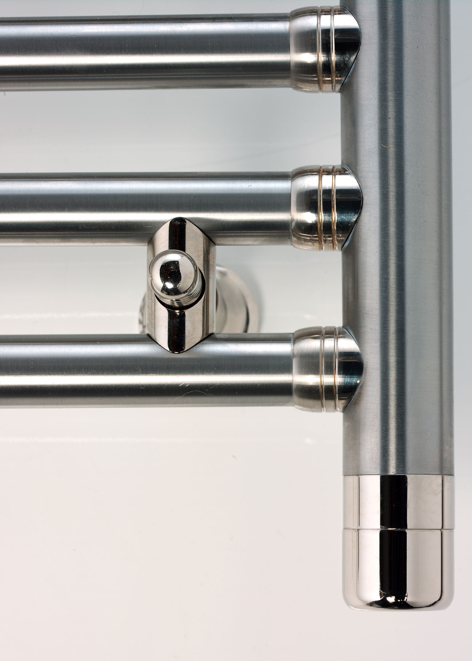 Close-Up of Aeon Seren finished in Brushed Stainless with Chrome Trim