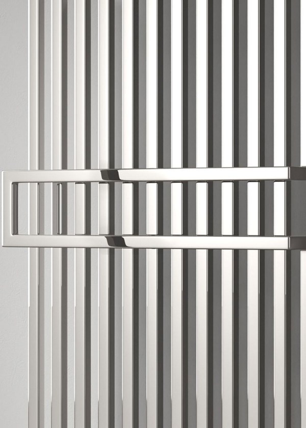 Reina Coredo Finished in Chrome - 1800mm (H) x 500mm (W) - Detail Reina Coredo Finished in Chrome - 1800mm (H) x 500mm (W) - Detail