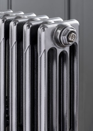 The Radiator Company Aston 4 Column - Polished Detail